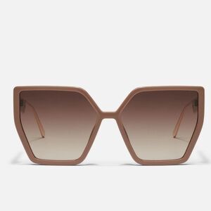 Quay Hotel Lobby Sunglasses in Doe Frame  large frame beige color 55mm